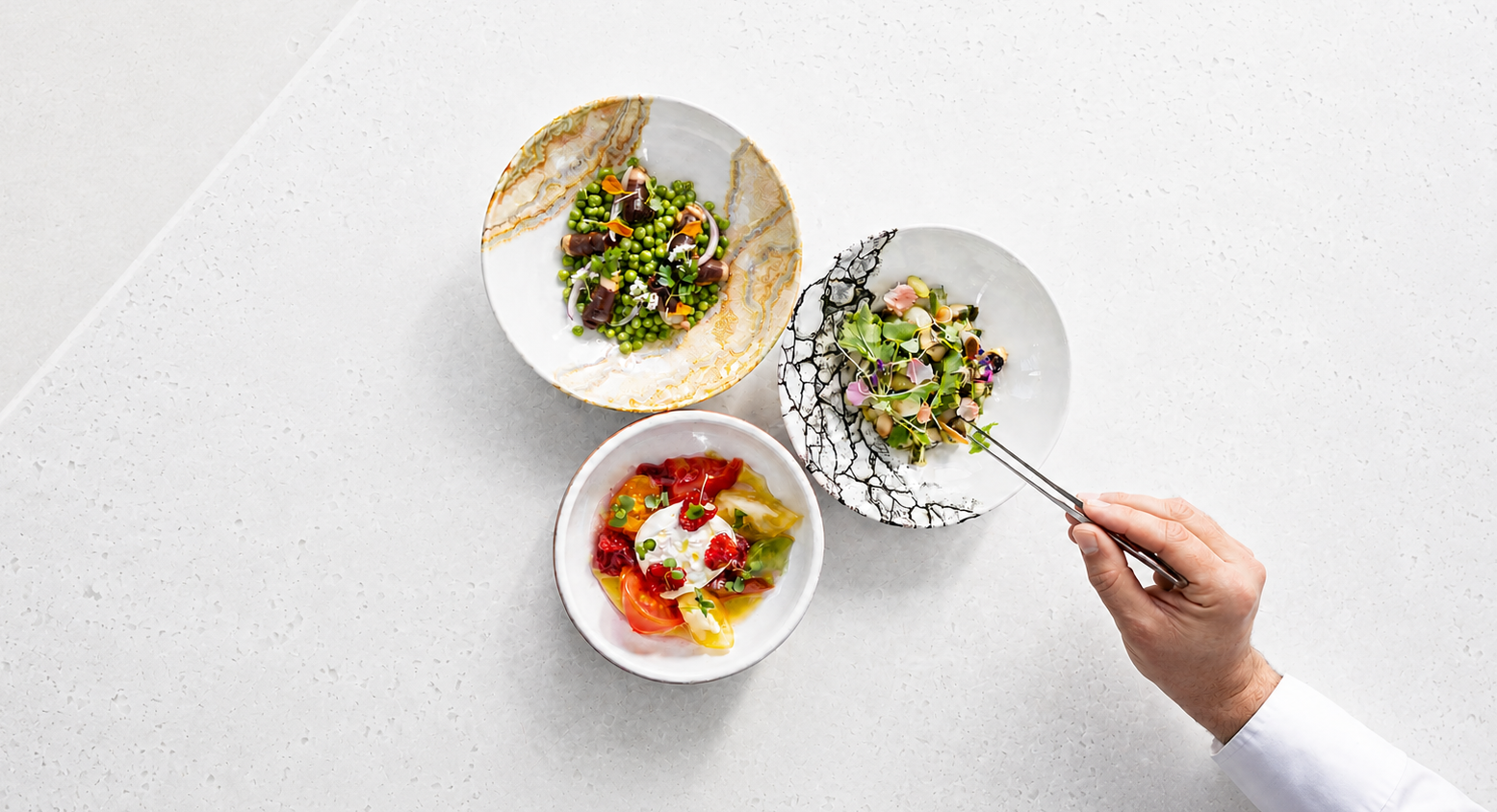 Chef dressant des assiettes colorées, gourmandes et de saison – Maison ÀTable